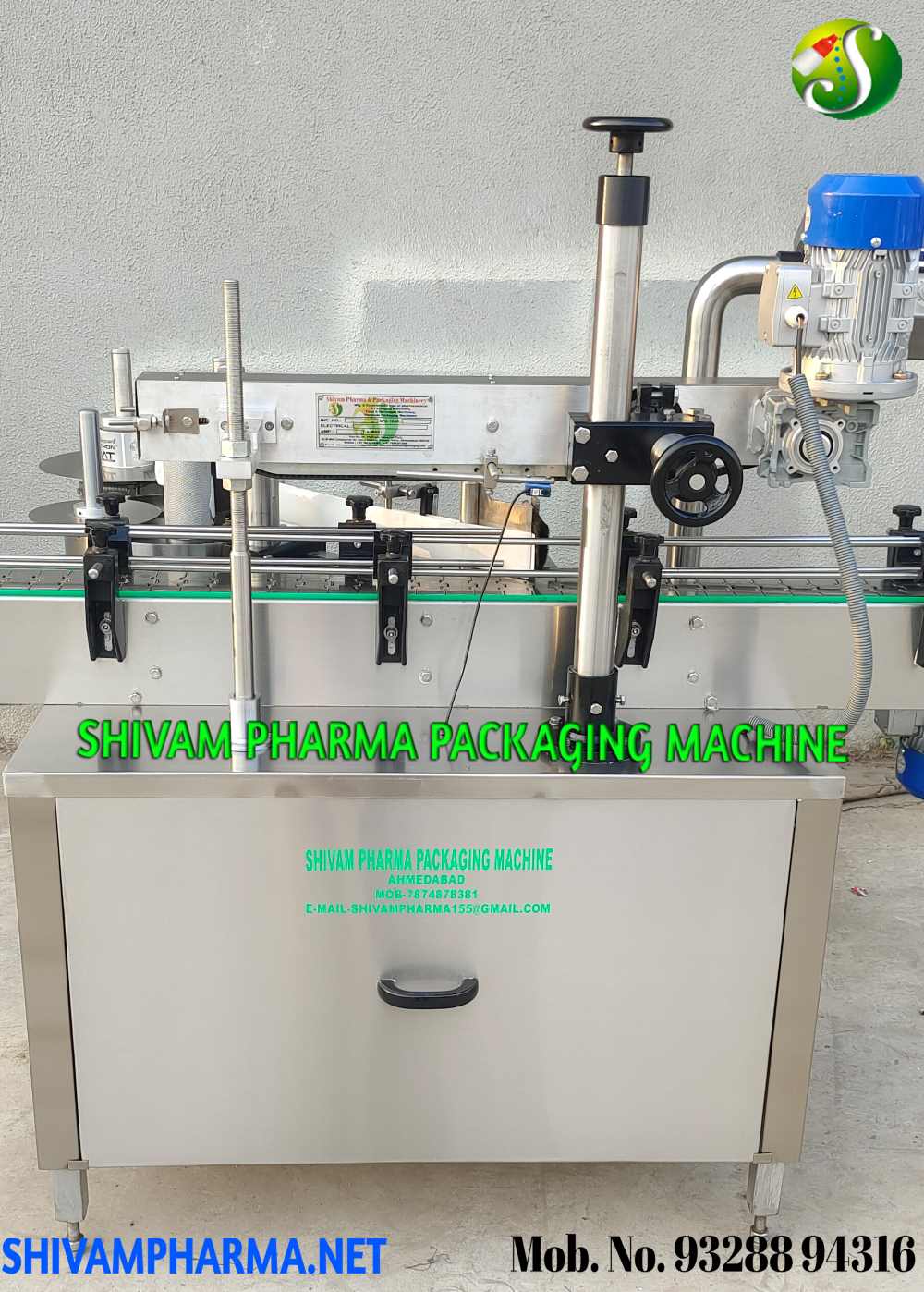 Automatic labeling machine applying labels to bottles